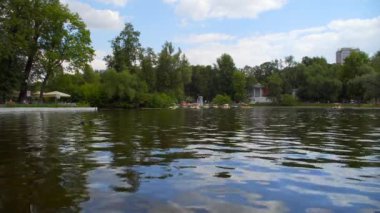 Moskova: bir su birikintisi Gorki Parkı, katamaran