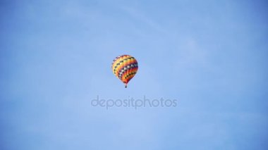 Dresden: bir balon şehrin üzerinde uçar.
