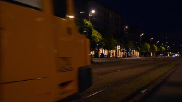 Dresden: staden på natten, spårvagn — Stockvideo