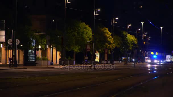 Dresden: die stadt bei nacht, straßenbahn — Stockvideo