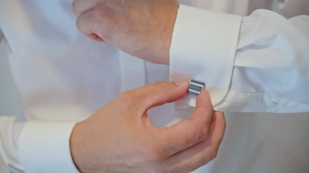 Botões de homem botões de punho nas mangas — Vídeo de Stock