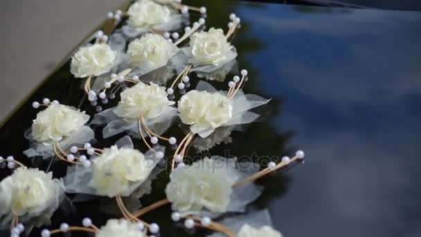 Черный автомобиль украшен белыми розами — стоковое видео