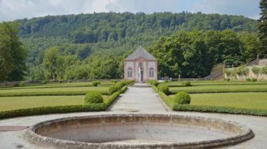 Manor house yeşil çim üzerinde bir çeşme ile