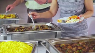 Resepsiyon: insanlar empoze yiyecek çanak