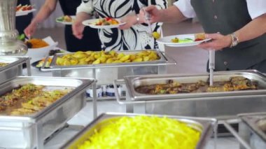 Resepsiyon: insanlar empoze yiyecek çanak