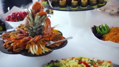 Açık büfe: kerevit ve karides vardır plaka üzerinde