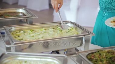 Resepsiyon: insanlar empoze yiyecek çanak