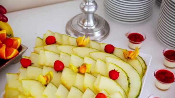 Шведський стіл: фрукти красиві на столі — стокове відео