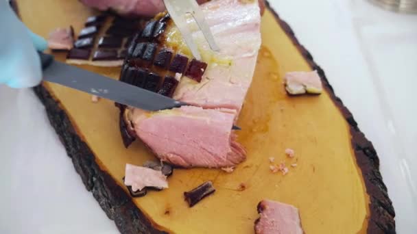 Шведський стіл: шеф-кухар вирізає м'ясо — стокове відео