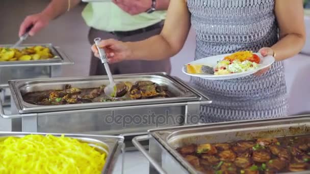 Resepsi: orang memaksakan makanan dalam hidangan — Stok Video