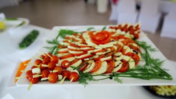 Buffet: saladas são agradáveis na mesa — Vídeo de Stock