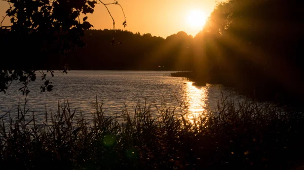 Belo pôr do sol no lago, pescadores no barco — Fotografia de Stock