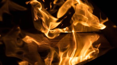 ateş: ahşap şöminede yanan