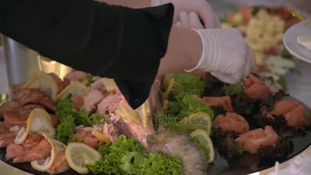 Гості шведського столу поклали їжу в тарілку — стокове відео