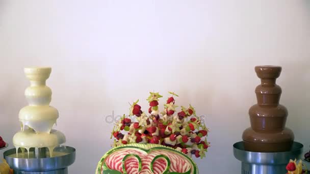 Fontaine de chocolat et stand de fruits sur la table — Video