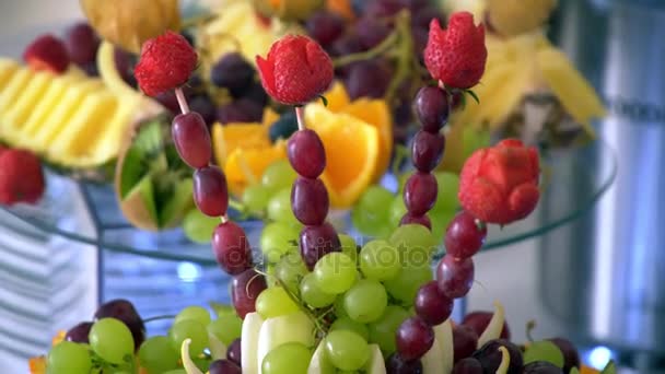 Fontaine de chocolat et stand de fruits sur la table — Video