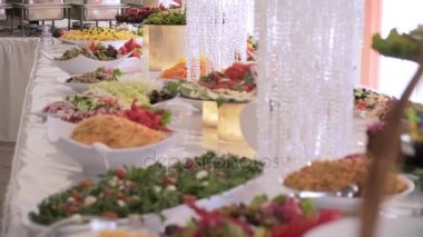 Açık büfe yemekler masaya vardır
