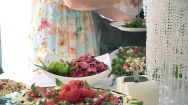 Açık büfe Konuklar yiyecek tabak koyun.