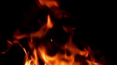 siyah arka plan üzerine yanan ateş. ağır çekim