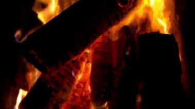 ateş: ahşap ve için için yanan köz yanan