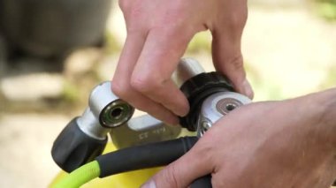 Diver scuba yakın çekim toplanır