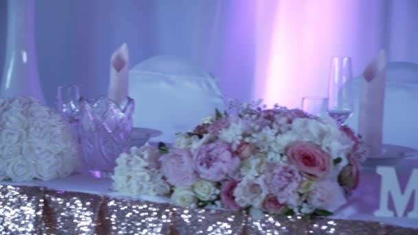 Красивый декорированный зал для свадьбы в фиолетовом свете — стоковое видео