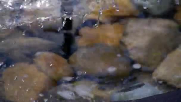 Uma bela fonte de pedra em tempo ensolarado. câmara lenta — Vídeo de Stock