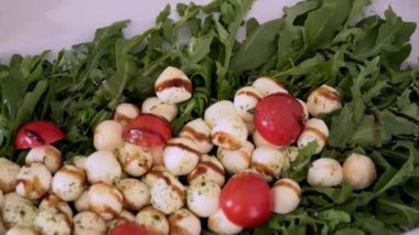 Açık büfe: Başlangıç olarak domates peynir ile