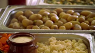 Açık büfe: sıcak ve yan yemekler masada vardır