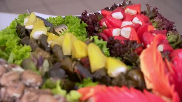 Colazione a buffet: antipasti ripieni di peperoni — Video Stock