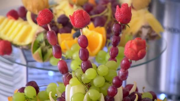 Шведский стол: фрукты красиво на столе — стоковое видео