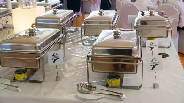 Açık büfe: sıcak yemekler masada vardır