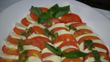 Açık büfe: domates peynir vardır plaka üzerinde