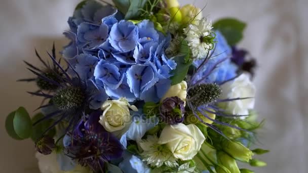 Lindo buquê de casamento azul branco — Vídeo de Stock