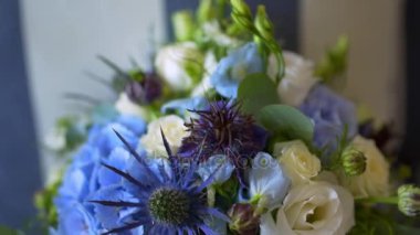 güzel beyaz mavi düğün buketi