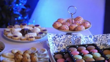 mavi bir arka plan üzerinde güzel çikolata