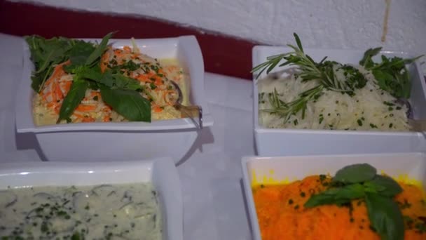 Buffet: Salate kommen auf den Tisch — Stockvideo