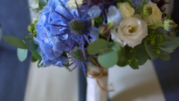 Mooie witte blauwe bruiloft boeket — Stockvideo