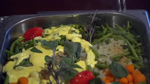 Шведський стіл: гарячі страви на столі — стокове відео