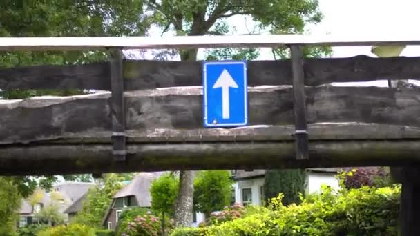 Países Bajos: Vista de Giethoorn de la ciudad desde el agua — Vídeos de Stock