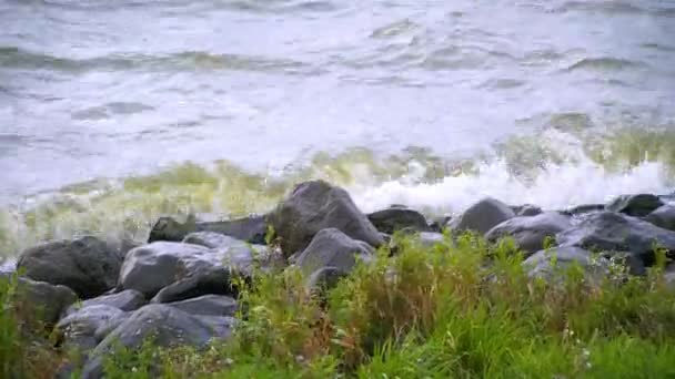 Die Wellen krachen auf schwarze Felsen — Stockvideo