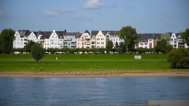 Duitsland: de Rijnpromenade in dusseldorf — Stockvideo