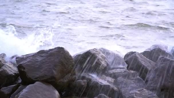 Las olas chocan contra rocas negras — Vídeos de Stock