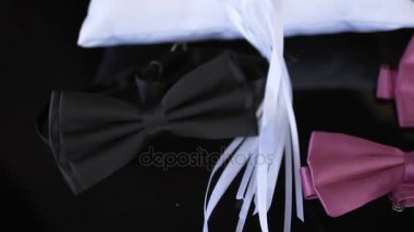 Düğün buketi ve yüzük siyah bir zemin üzerine