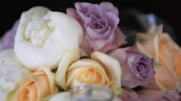 Svatební kytice a kroužky na černém pozadí — Stock video