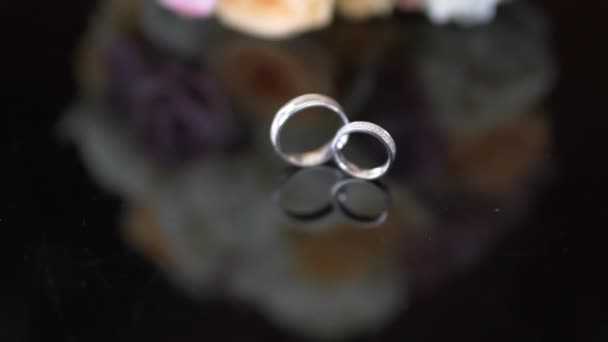 Buquê de casamento e anéis em um fundo preto — Vídeo de Stock