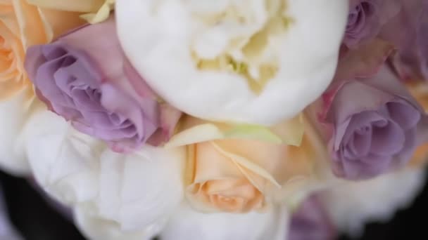 Esküvői csokor és a gyűrűk a fekete háttér — Stock videók
