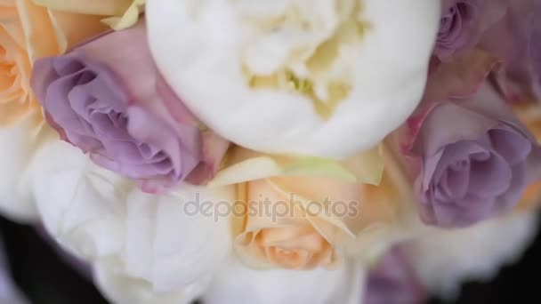 Svatební kytice a kroužky na černém pozadí — Stock video