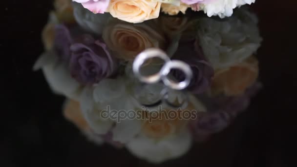 結婚式のブーケと黒い背景にリング — ストック動画