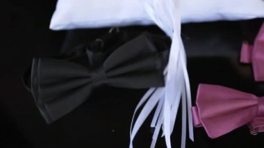 Düğün buketi ve yüzük siyah bir zemin üzerine